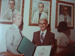 Fotografia (detalhe) tirada em 1983, por ocasião em que recebeu o título de Professor Emérito da UFBA. Autoria da foto não identificada. Fonte: Arquivo de Família.
